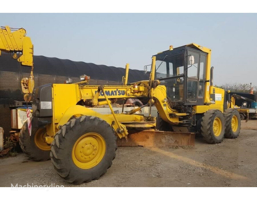 máy san đất Komatsu GD663A