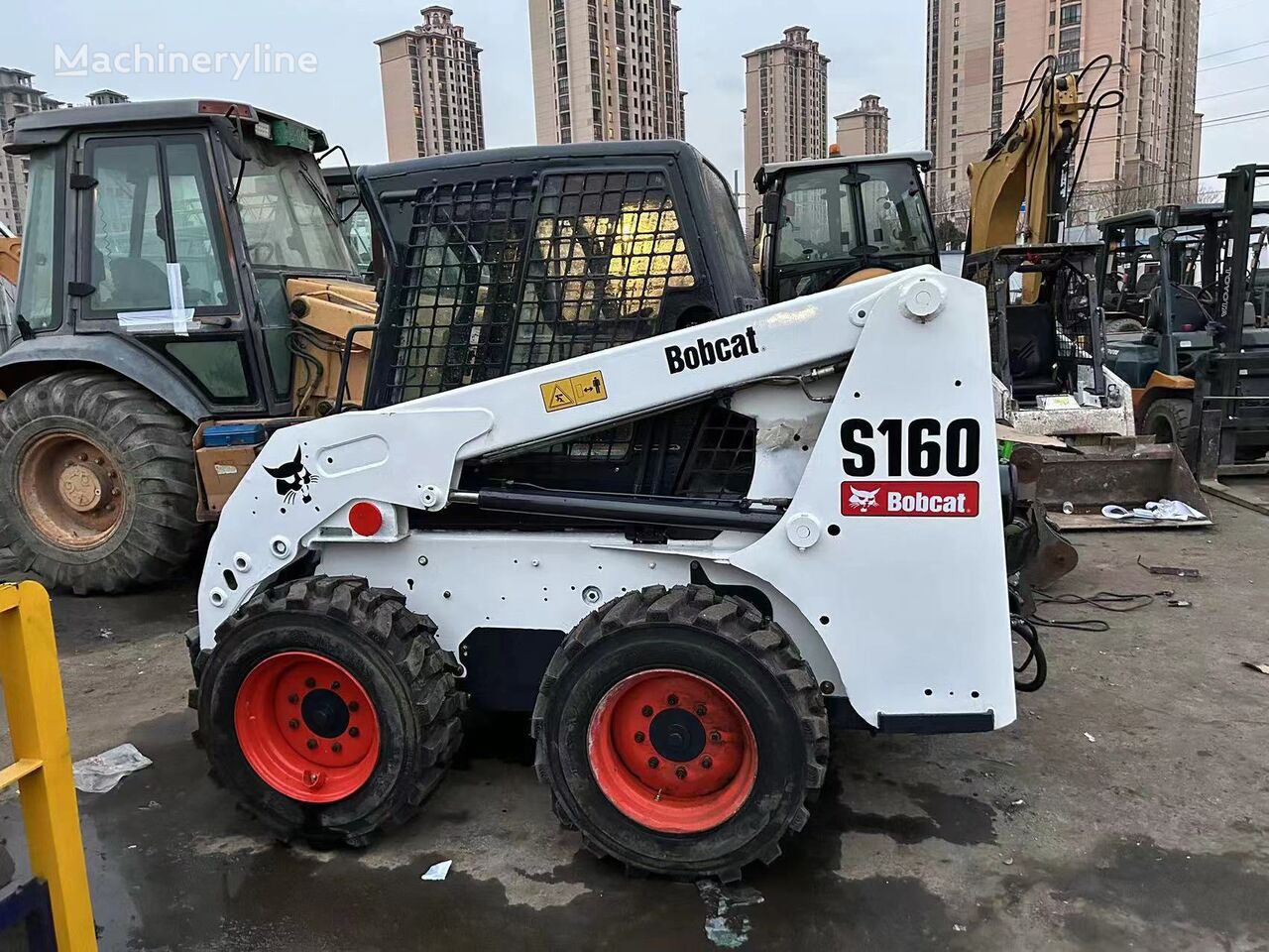 máy xúc lật đổ ngược Bobcat S160