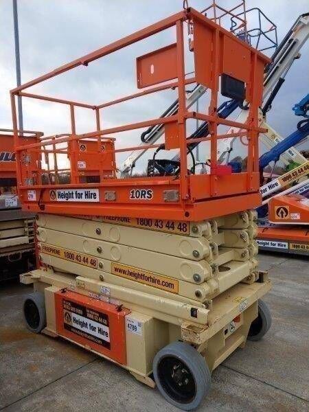 xe nâng người cắt kéo JLG 10 RS