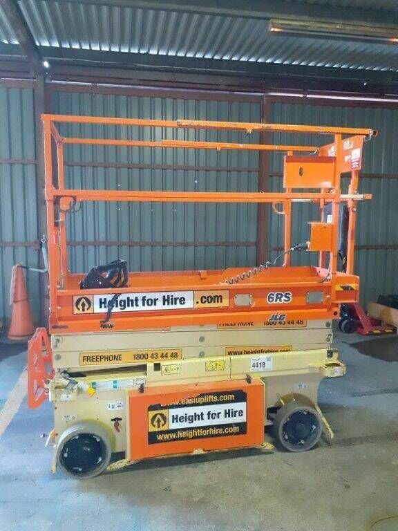 xe nâng người cắt kéo JLG 6 RS